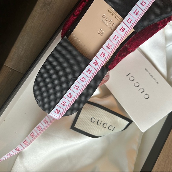 ♨️steal Authentic Gucci Women's Red Velvet Loafers - Picture 7 of 8
